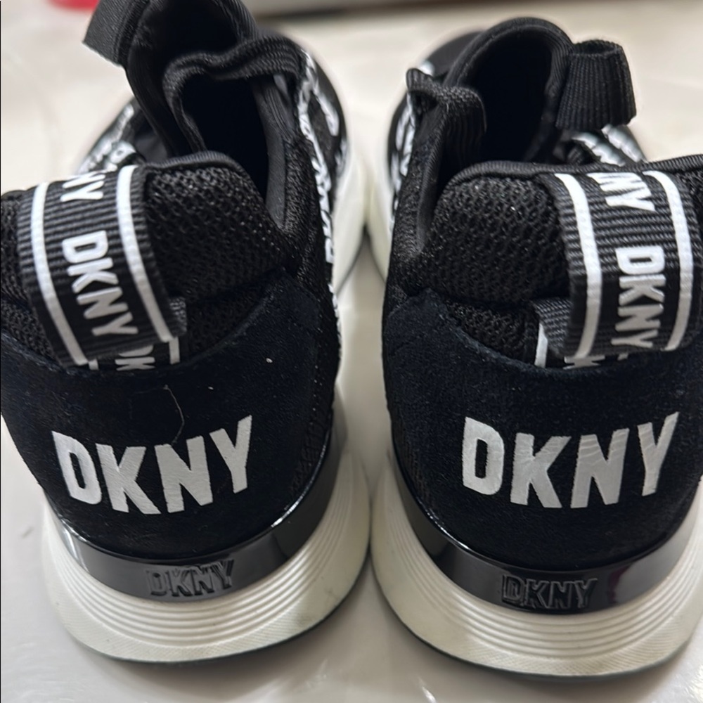 DKNYC Black Athletic Shoes with Breathable Mesh and Sporty Design